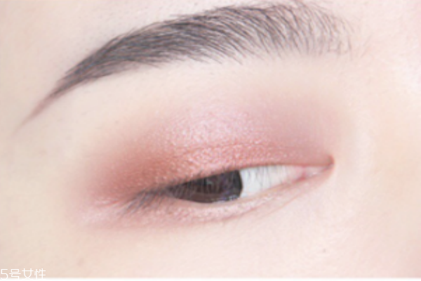 紅色眼影妝容畫(huà)法 冷艷混血大眼妝教程