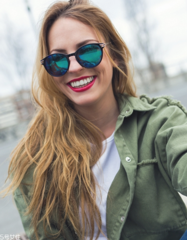 紅色眼影妝容畫(huà)法 冷艷混血大眼妝教程