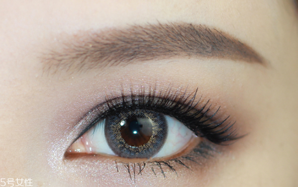 紅色眼影妝容畫(huà)法 冷艷混血大眼妝教程