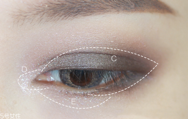 紅色眼影妝容畫(huà)法 冷艷混血大眼妝教程