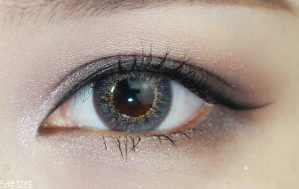 紅色眼影妝容畫(huà)法 冷艷混血大眼妝教程