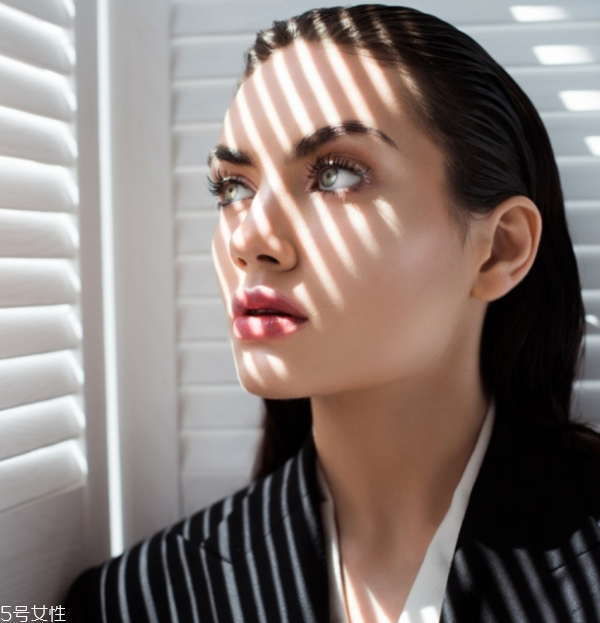 紅色眼影妝容畫(huà)法 冷艷混血大眼妝教程