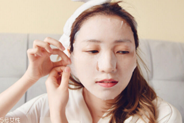 面膜敷太久會(huì)怎么樣 痘痘和蠟黃臉找上門