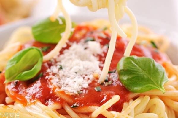 番茄醬是番茄沙司嗎 不是一個(gè)東西 番茄醬是番茄沙司嗎 不是一個(gè)東西