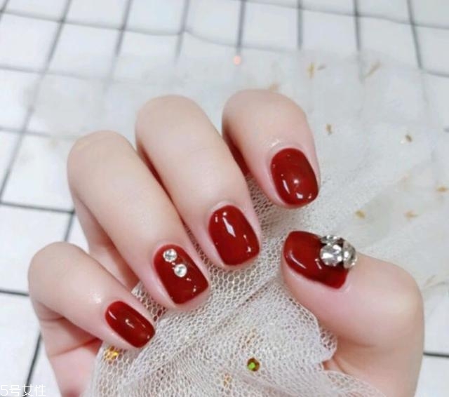 秋季車(chē)?yán)遄蛹t美甲款式 讓指尖溫柔似水