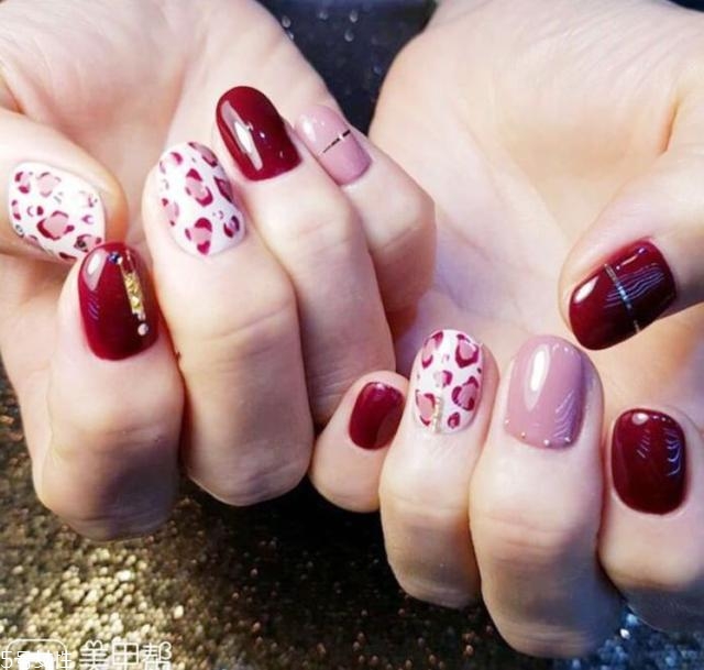 秋季車(chē)?yán)遄蛹t美甲款式 讓指尖溫柔似水