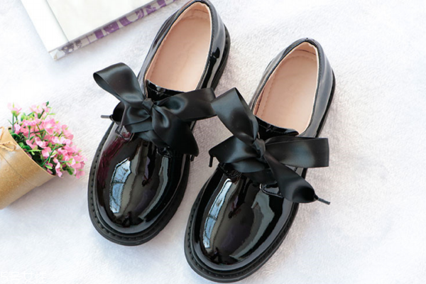 皮鞋為什么會(huì)發(fā)霉 是這個(gè)原因 皮鞋為什么會(huì)發(fā)霉 是這個(gè)原因