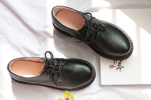 皮鞋為什么會(huì)發(fā)霉 是這個(gè)原因 皮鞋為什么會(huì)發(fā)霉 是這個(gè)原因