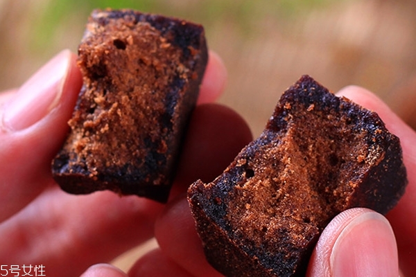 黑糖為什么長蟲 保存不當(dāng)?shù)脑? alt=