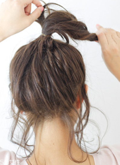 韓國蓬松丸子頭扎法 自己扎丸子頭教程 韓國蓬松丸子頭扎法 自己扎丸子頭教程