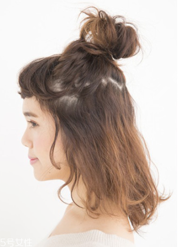 韓國蓬松丸子頭扎法 自己扎丸子頭教程 韓國蓬松丸子頭扎法 自己扎丸子頭教程