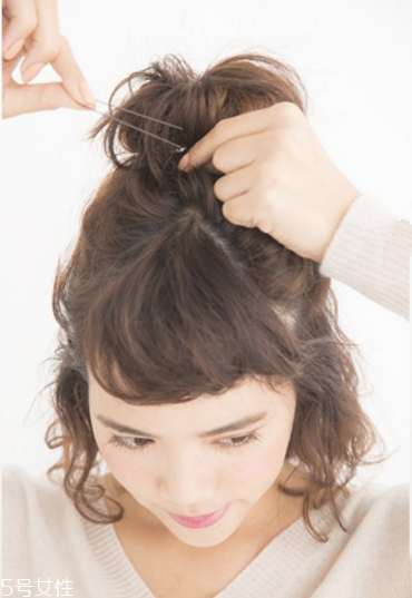 韓國蓬松丸子頭扎法 自己扎丸子頭教程 韓國蓬松丸子頭扎法 自己扎丸子頭教程