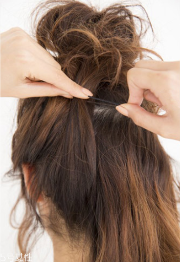 韓國蓬松丸子頭扎法 自己扎丸子頭教程 韓國蓬松丸子頭扎法 自己扎丸子頭教程