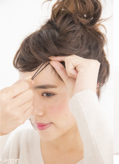 韓國蓬松丸子頭扎法 自己扎丸子頭教程 韓國蓬松丸子頭扎法 自己扎丸子頭教程