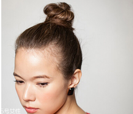 韓國蓬松丸子頭扎法 自己扎丸子頭教程 韓國蓬松丸子頭扎法 自己扎丸子頭教程