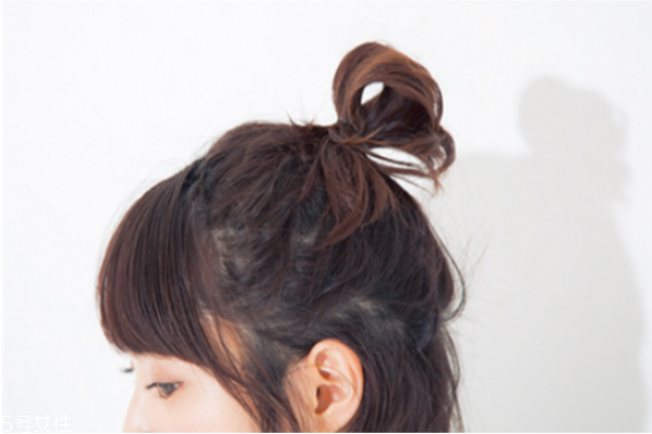 短發(fā)半丸子頭的扎法圖解 短發(fā)半丸子頭扎法教程 短發(fā)半丸子頭的扎法圖解 短發(fā)半丸子頭扎法教程