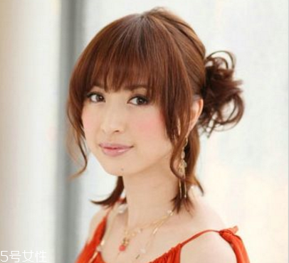 短發(fā)半丸子頭的扎法圖解 短發(fā)半丸子頭扎法教程 短發(fā)半丸子頭的扎法圖解 短發(fā)半丸子頭扎法教程