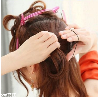 短發(fā)半丸子頭的扎法圖解 短發(fā)半丸子頭扎法教程 短發(fā)半丸子頭的扎法圖解 短發(fā)半丸子頭扎法教程
