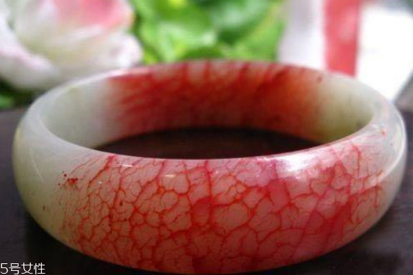 鳳血玉手鐲一般多少錢 價格很高昂 鳳血玉手鐲一般多少錢 價格很高昂