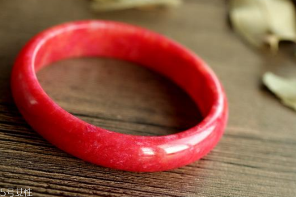 鳳血玉手鐲一般多少錢 價格很高昂 鳳血玉手鐲一般多少錢 價格很高昂