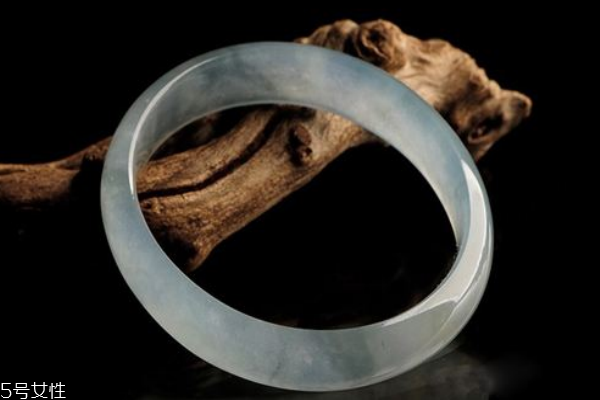 貴妃鐲好還是圓鐲好 兩種各有特色 貴妃鐲好還是圓鐲好 兩種各有特色