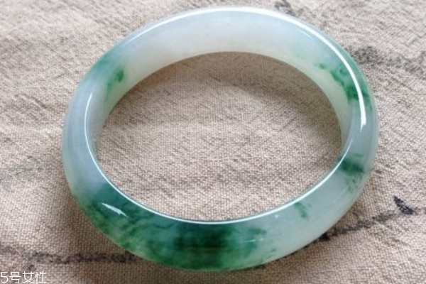 貴妃鐲好還是圓鐲好 兩種各有特色 貴妃鐲好還是圓鐲好 兩種各有特色