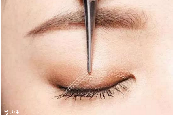 雙眼皮貼老是翻出來(lái)怎么辦 貼出自然持久雙眼皮
