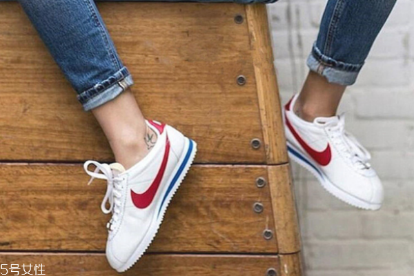 耐克阿甘鞋鞋底多高 最經(jīng)典的小白鞋 耐克阿甘鞋鞋底多高 最經(jīng)典的小白鞋