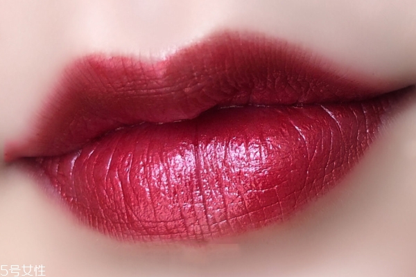 紀梵希26號midnight red適合黃皮嗎 黃皮涂了顯黑 紀梵希26號midnight red適合黃皮嗎 黃皮涂了顯黑