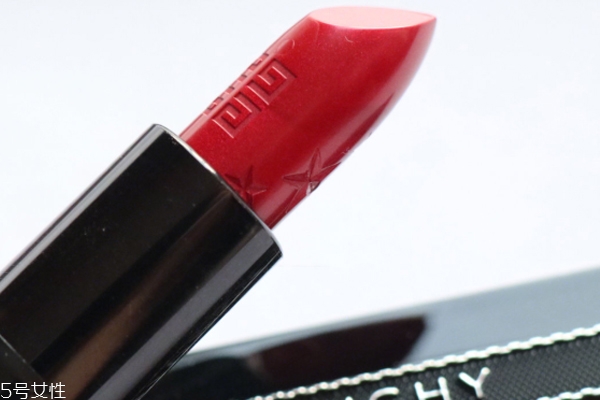 紀梵希26號midnight red適合黃皮嗎 黃皮涂了顯黑 紀梵希26號midnight red適合黃皮嗎 黃皮涂了顯黑