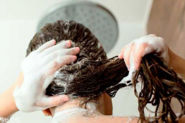 女生脫發(fā)嚴(yán)重怎么治 3個(gè)養(yǎng)護(hù)步驟遠(yuǎn)離少女禿 女生脫發(fā)嚴(yán)重怎么治 3個(gè)養(yǎng)護(hù)步驟遠(yuǎn)離少女禿