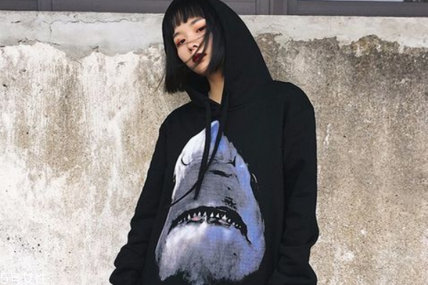 衛(wèi)衣上有油漬怎么去除 用這些技巧 衛(wèi)衣上有油漬怎么去除 用這些技巧