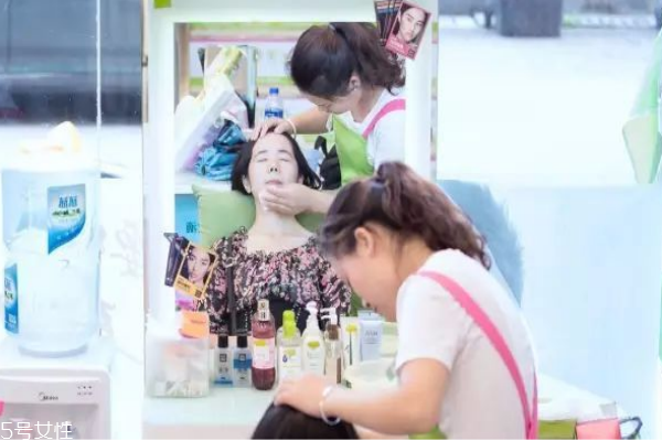 化妝水要用化妝棉嗎 最熱門(mén)美容護(hù)膚小竅門(mén)