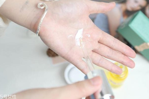 海藍(lán)之謎面霜不好涂怎么辦 試試和精華油混搭 海藍(lán)之謎面霜不好涂怎么辦 試試和精華油混搭