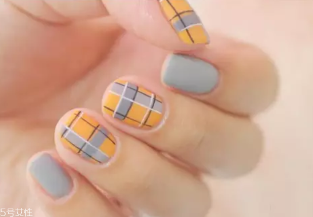 秋冬格紋美甲圖片2018 這幾款給你溫暖感受 秋冬格紋美甲圖片2018 這幾款給你溫暖感受