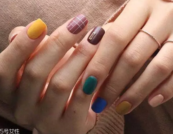 秋冬格紋美甲圖片2018 這幾款給你溫暖感受 秋冬格紋美甲圖片2018 這幾款給你溫暖感受