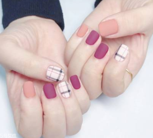 秋冬格紋美甲圖片2018 這幾款給你溫暖感受 秋冬格紋美甲圖片2018 這幾款給你溫暖感受
