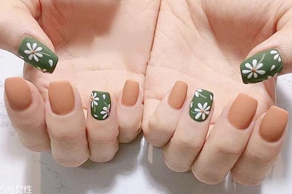 簡(jiǎn)約跳色美甲圖片 這幾款耐看又日常 簡(jiǎn)約跳色美甲圖片 這幾款耐看又日常