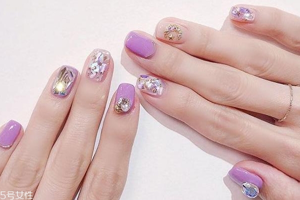 簡(jiǎn)約跳色美甲圖片 這幾款耐看又日常 簡(jiǎn)約跳色美甲圖片 這幾款耐看又日常