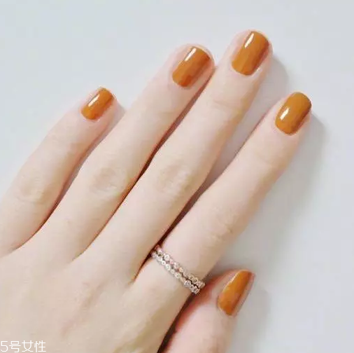 簡(jiǎn)約跳色美甲圖片 這幾款耐看又日常 簡(jiǎn)約跳色美甲圖片 這幾款耐看又日常