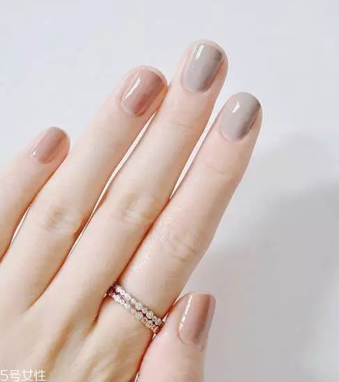 簡(jiǎn)約跳色美甲圖片 這幾款耐看又日常 簡(jiǎn)約跳色美甲圖片 這幾款耐看又日常