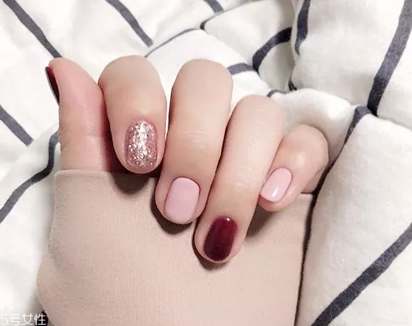 簡(jiǎn)約跳色美甲圖片 這幾款耐看又日常 簡(jiǎn)約跳色美甲圖片 這幾款耐看又日常