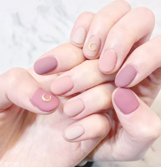 簡(jiǎn)約跳色美甲圖片 這幾款耐看又日常 簡(jiǎn)約跳色美甲圖片 這幾款耐看又日常