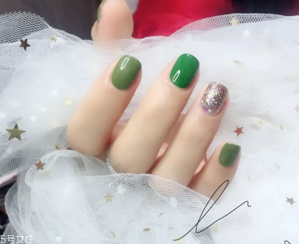 簡(jiǎn)約跳色美甲圖片 這幾款耐看又日常 簡(jiǎn)約跳色美甲圖片 這幾款耐看又日常