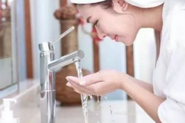 女性如何洗臉才算是健康的?洗臉小常識(shí) 女性如何洗臉才算是健康的?洗臉小常識(shí)