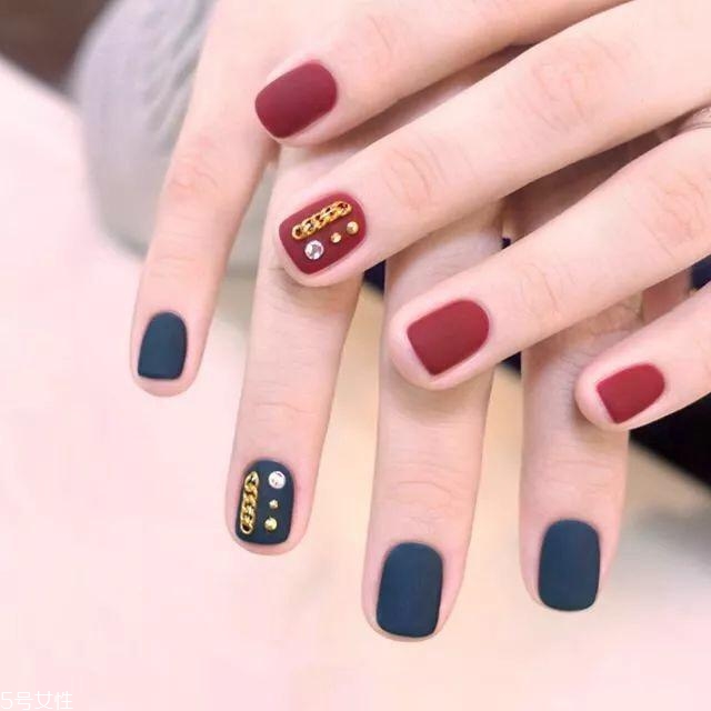 簡(jiǎn)約跳色美甲圖片 這幾款耐看又日常 簡(jiǎn)約跳色美甲圖片 這幾款耐看又日常