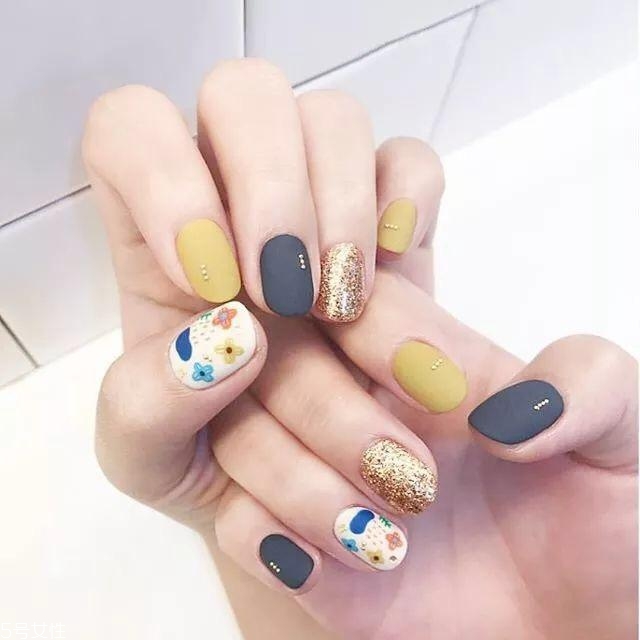 簡(jiǎn)約跳色美甲圖片 這幾款耐看又日常 簡(jiǎn)約跳色美甲圖片 這幾款耐看又日常