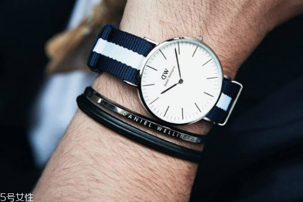 dw手鐲怎么戴 這樣佩戴才正確 dw手鐲怎么戴 這樣佩戴才正確