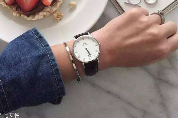 dw手鐲怎么戴 這樣佩戴才正確 dw手鐲怎么戴 這樣佩戴才正確