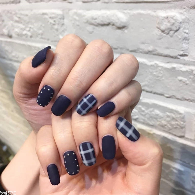黑色美甲圖片花樣簡(jiǎn)單 這幾款很日常不招黑 黑色美甲圖片花樣簡(jiǎn)單 這幾款很日常不招黑